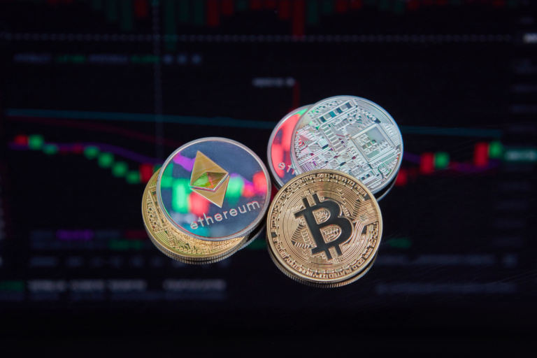 Descubra as vantagens e riscos de investir em criptomoedas