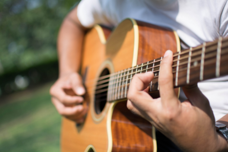 4 Aplicaciones para aprender a tocar la guitarra desde casa!